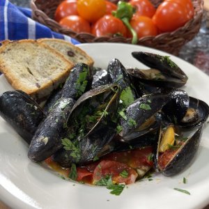 Steamed Mussels in Tomato Sauce