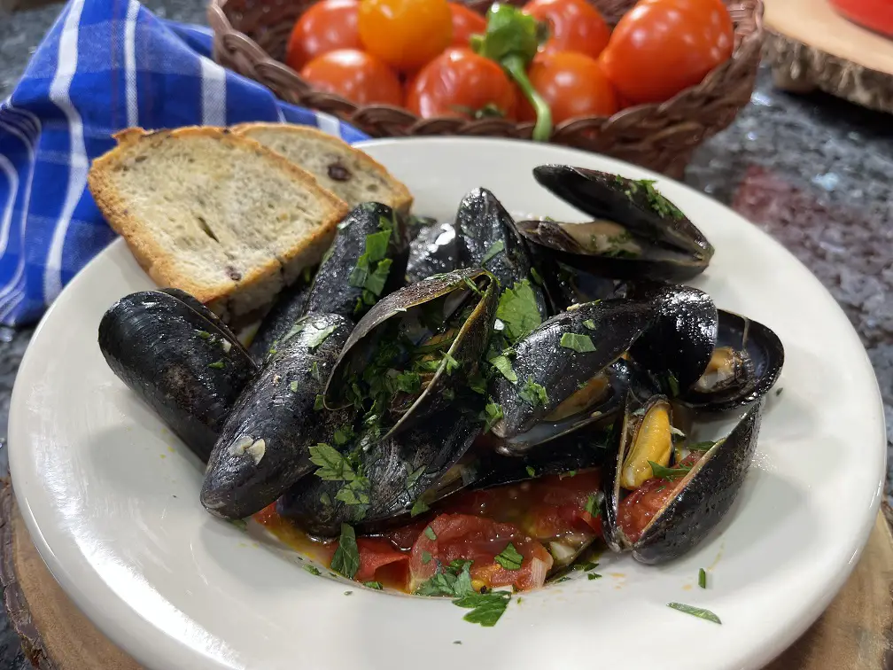 Steamed Mussels in Tomato Sauce